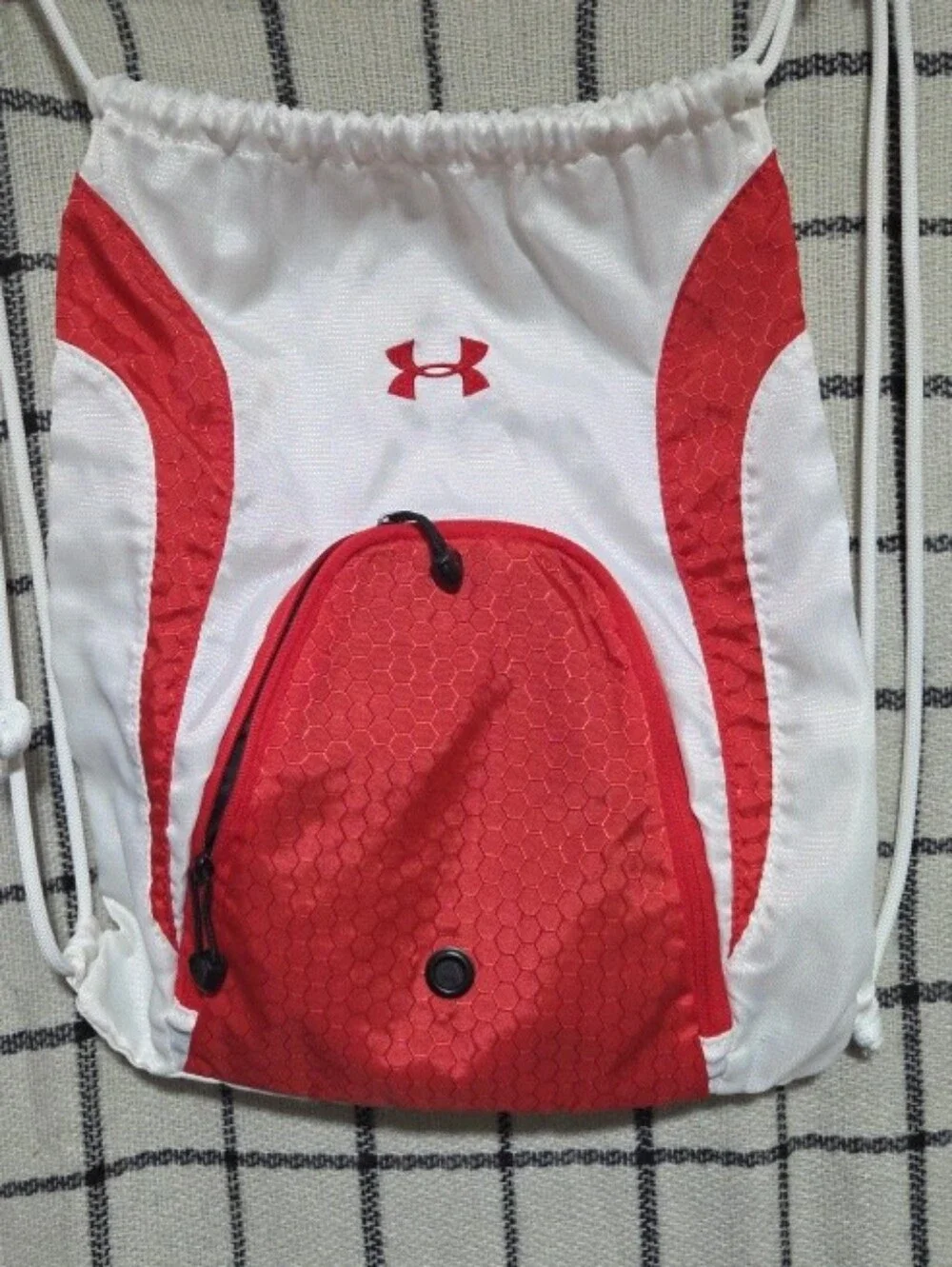 Under armour gym bag white and red with zipper front. Enclosure and drawstring